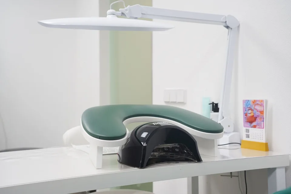 Изумрудная подставка под руку и лампа
